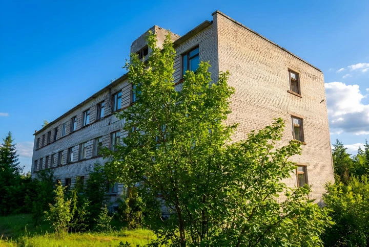 Здание штаба с земельным участком, назначение: нежилое, площадью 1123,3 кв. м, этажность 3, в т. ч. подземных 0, кадастровый номер 11:12:0201001:2341, местоположение: Республика Коми, г. Печора, п. Березовка